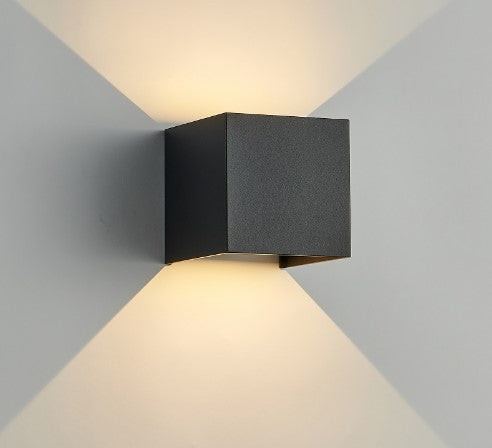 Aplique LED IP65 de Muñoz e Hijos encendido (Apliques Exterior) en color negro cuadrado con iluminación bidireccional - Ref 005117.