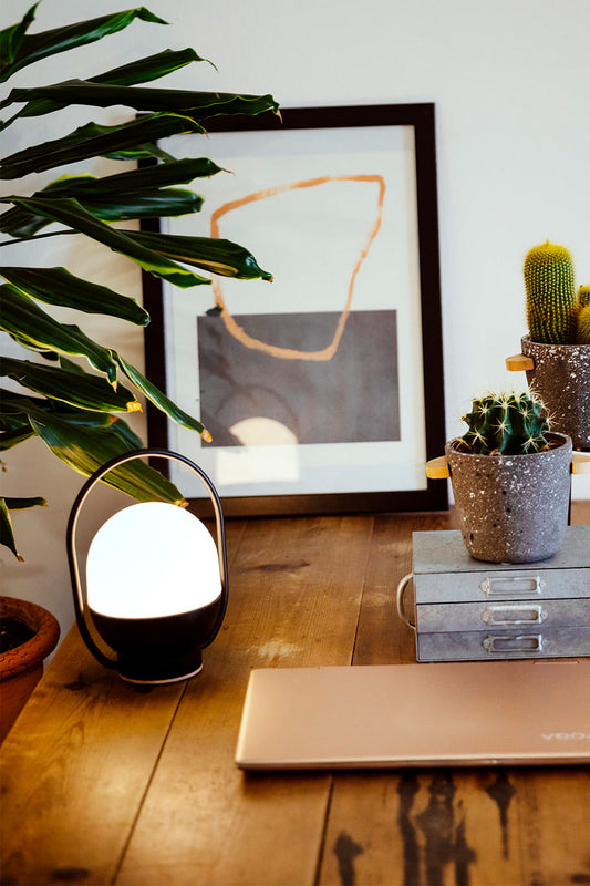 Lámpara TAKE AWAY fabricada en ABS y madera, color negro