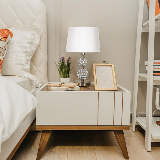Lámpara de Sobremesa KEGAN 48 cm Cuero y Blanco Interlusa instalada en ambiente decorativo de salón o dormitorio | Interlusa