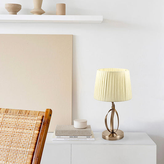 Lámpara Detroit fabricada en metal color cromo y pantalla blanca