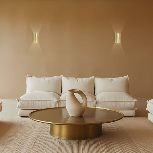 Aplique Krim latón instalado en pared de salón - Ambiente decorado