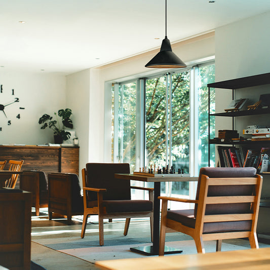 Lámpara Colgante Gilberto 28 cm Negro y Oro Interlusa instalada en ambiente decorativo de salón o dormitorio | Interlusa