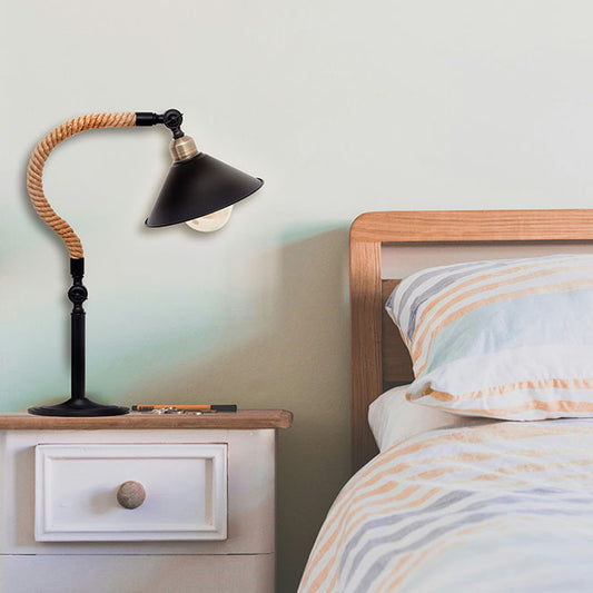 Lámpara de Sobremesa Vintage SOGA 57 cm Negro Cuerda Lumit Interlusa instalada en ambiente decorativo de salón o dormitorio | Interlusa
