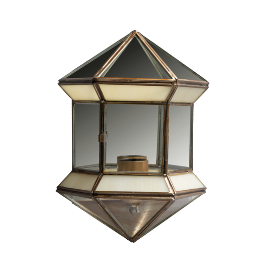 Aplique Granadino fabricado en metal color bronce con cristal opalina para iluminación suave