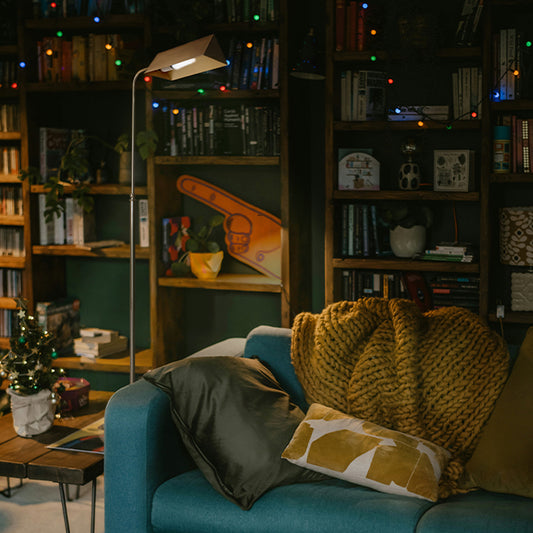 Lámpara de Pie Vintage SPACE 170 cm Latonado Interlusa instalada en ambiente decorativo de salón o dormitorio | Interlusa
