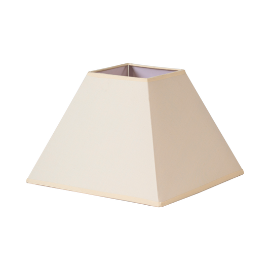 Pantalla Piramidal Mezzo E27 Beige de Fabrilamp/Abrila. Diseño elegante y moderno para iluminar tu hogar.