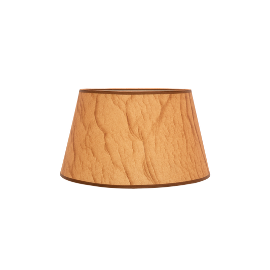 Pantalla Salma E27 Pergamino 30x22x17 cm, diseño cónico abierto, iluminación cálida y elegante.