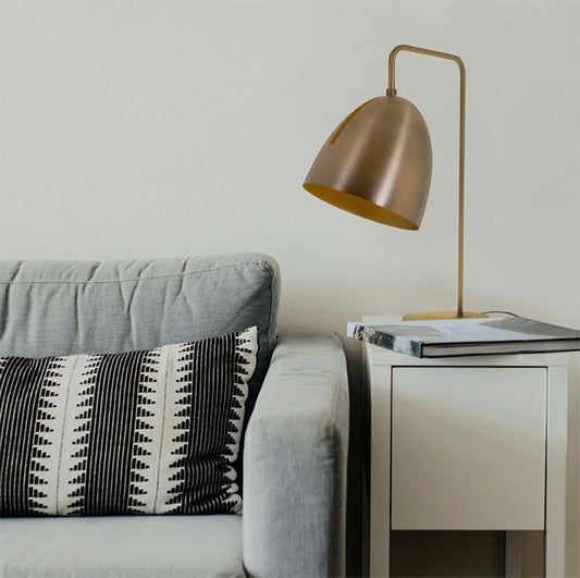 Lámpara de Sobremesa INOI 57 cm Bronce Lumit Interlusa instalada en ambiente decorativo de salón o dormitorio | Interlusa
