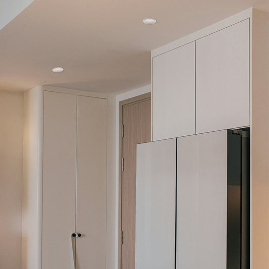 Aro Empotrable ONIRO Redondo 9,3 cm Blanco Policarbonato Interlusa instalada en ambiente decorativo de salón o dormitorio | Interlusa