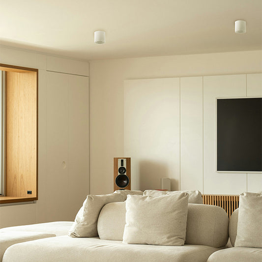 Plafón ONIRO Redondo 9,6 cm Policarbonato Blanco Interlusa instalada en ambiente decorativo de salón o dormitorio | Interlusa