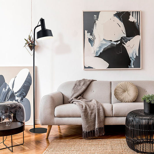 Lámpara de Pie LEANA 136 cm Negro Interlusa instalada en ambiente decorativo de salón o dormitorio | Interlusa