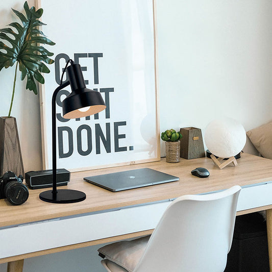 Lámpara de Sobremesa LEANA 43 cm Blanco Interlusa instalada en ambiente decorativo de salón o dormitorio | Interlusa