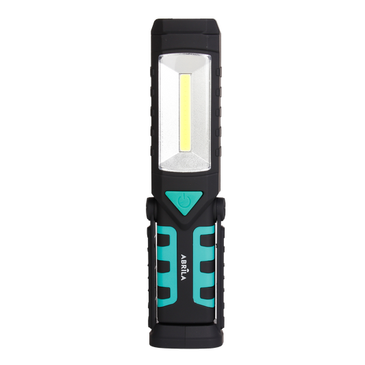 Linterna LED de Trabajo FOTON 3 en 1 Fabrilamp en uso, mostrando su luz COB y base magnética