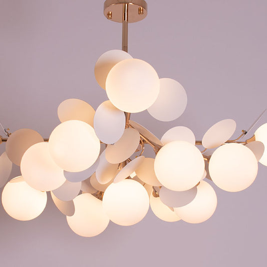 Lámpara de Techo AKIRA 93 cm Dorado y Blanco Interlusa instalada en ambiente decorativo de salón o dormitorio | Interlusa