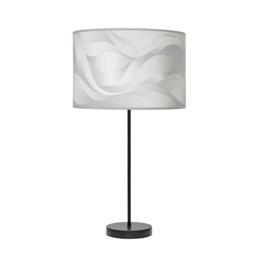 Lámpara fabricada en metal color negro y pantalla textil gris, ideal para iluminación interior