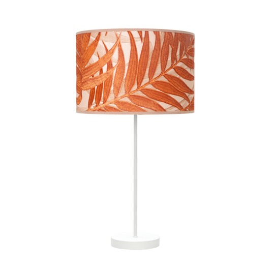 Lámpara Moda fabricada en metal color blanco y pantalla textil caldera, ideal para salón