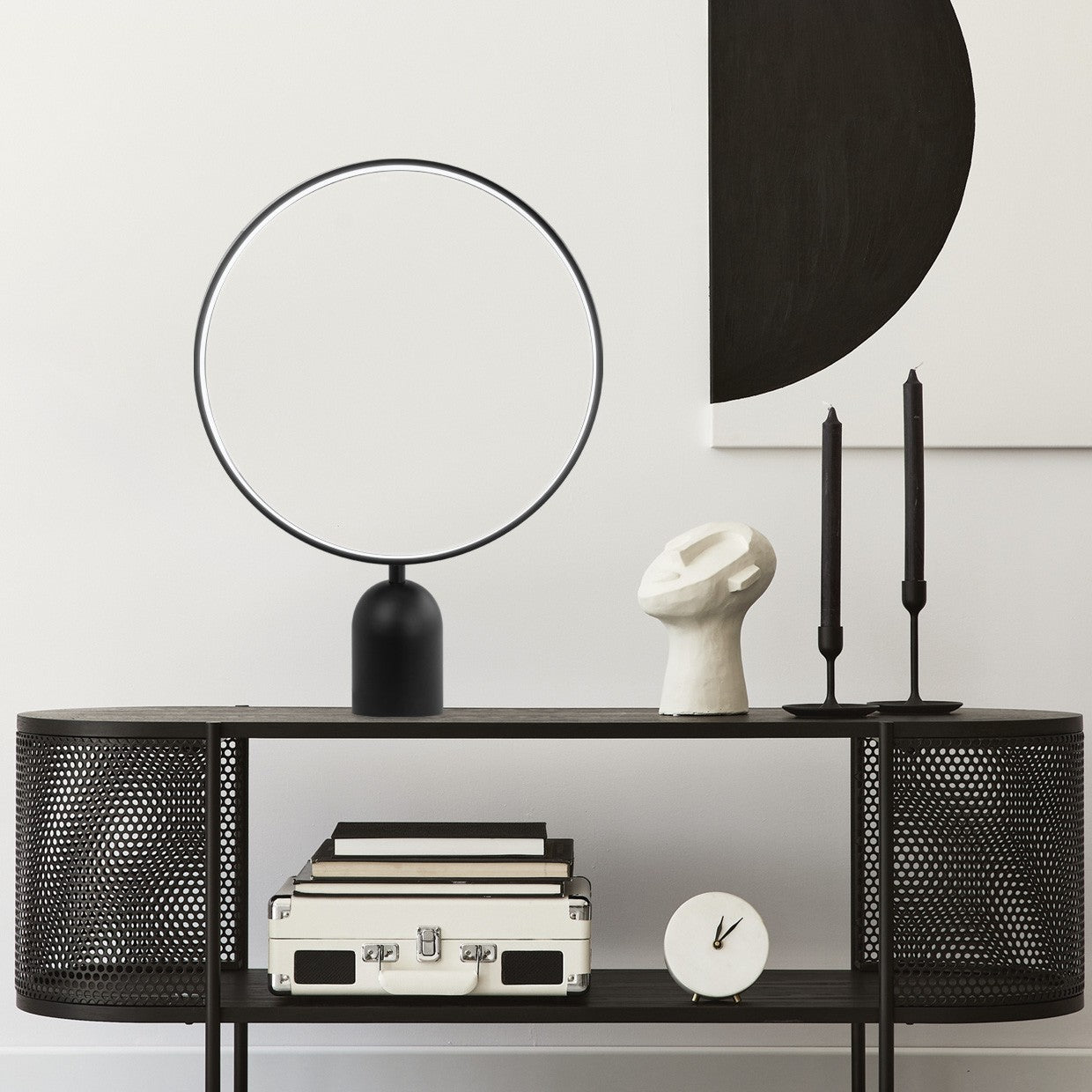 Lámpara sobremesa LED Halo negro en ambiente de escritorio - Vista de uso