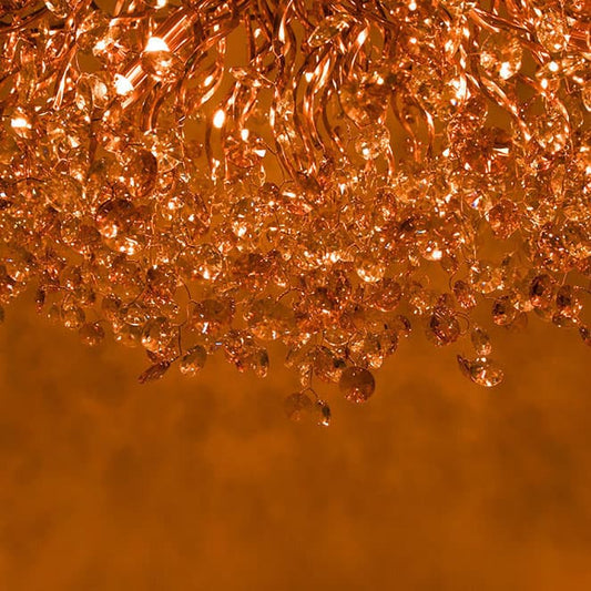 Lámpara DAVOS fabricada en metal color oro con pantalla de cristal ámbar