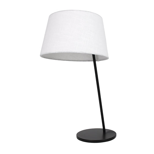 Lámpara Mariza fabricada en metal color negro con pantalla de tela color beige