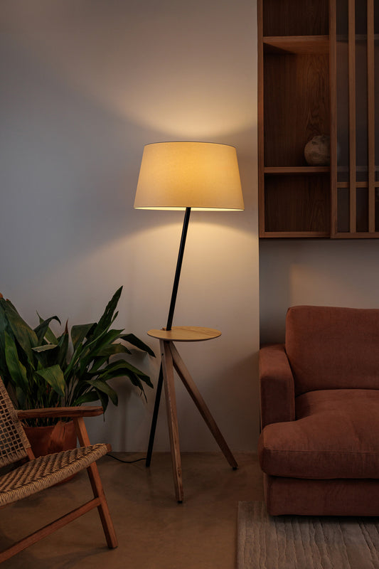 Lámpara de pie fabricada en Madera De Fresno + Acero, color Fresno, ideal para salón