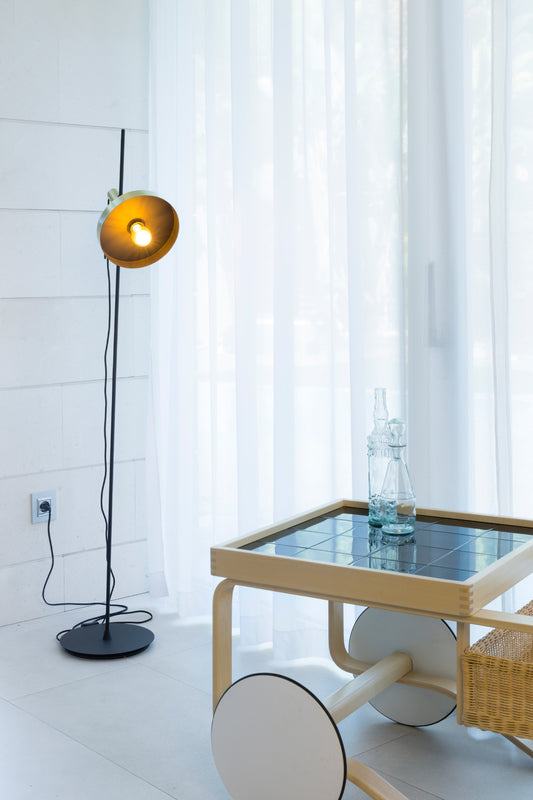 Lámpara WHIZZ fabricada en acero color oro satinado, ideal para iluminar tu hogar