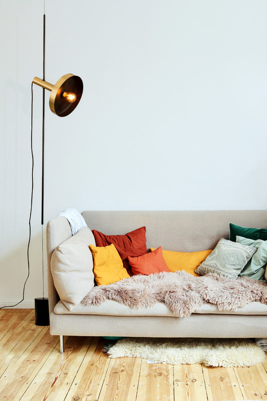 Lámpara WHIZZ fabricada en acero color oro satinado y negro