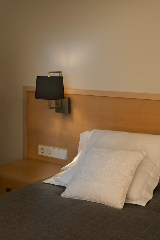 Aplique FRAME fabricado en acero color oro viejo mate, ideal para iluminar tu dormitorio