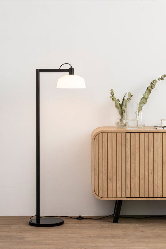 Lámpara de pie Tatawin fabricada en acero color negro con pantalla de cristal opal blanco