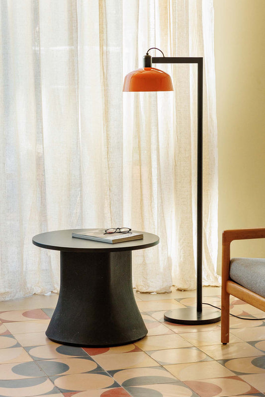 Lámpara Tatawin fabricada en acero color negro y naranja rojizo, ideal para iluminar tu salón
