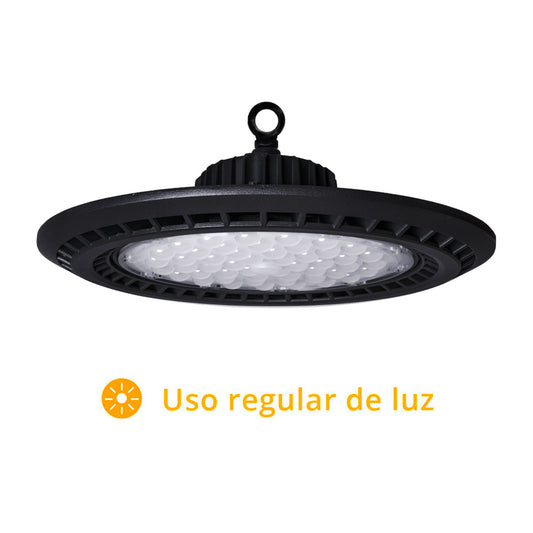 Campana LED SUPERVISION 34 cm 150W Blanco Frío Negro Interlusa instalada en ambiente decorativo de salón o dormitorio | Interlusa