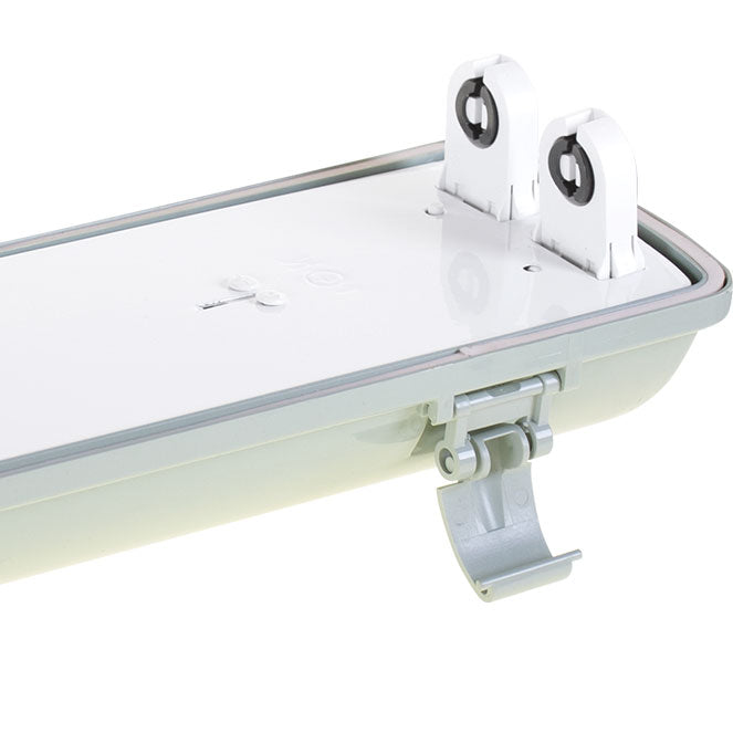 Armadura Estanca LINESTA IP65 2xG13 T8 LED 60cm Gris Interlusa encendida con proyección de luz y ambiente | LuzGurú