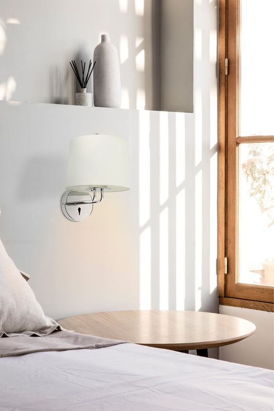 Aplique MONTREAL fabricado en acero color cromo con pantalla textil blanca