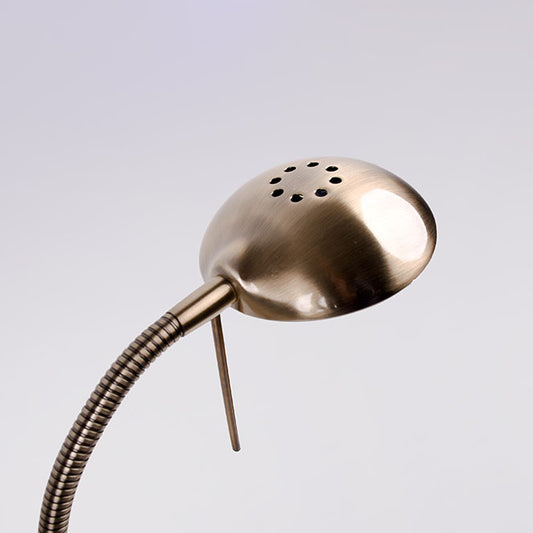 Lámpara STU fabricada en metal color cuero, ideal para lectura