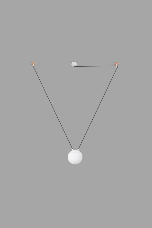 Lámpara colgante fabricada en aluminio color blanco mate, con difusor de cristal opal