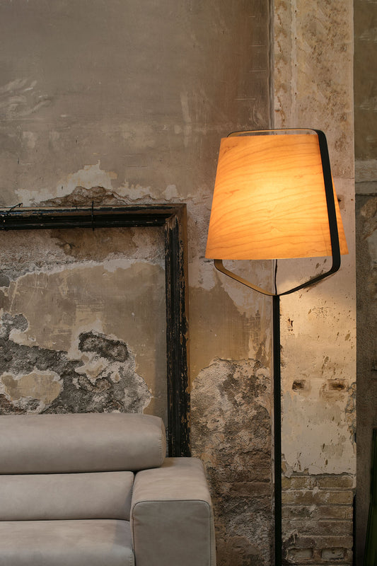 Lámpara STOOD fabricada en acero color negro mate y madera de cerezo. Diseño FARO LUCID