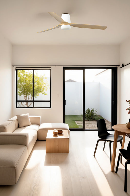 Ventilador PUNT TUB fabricado en ABS color blanco mate y palas en arce