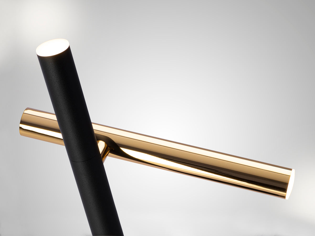 Lámpara de Sobremesa Varas 53 cm Oro y Negro Schuller en ambiente decorado | Schuller