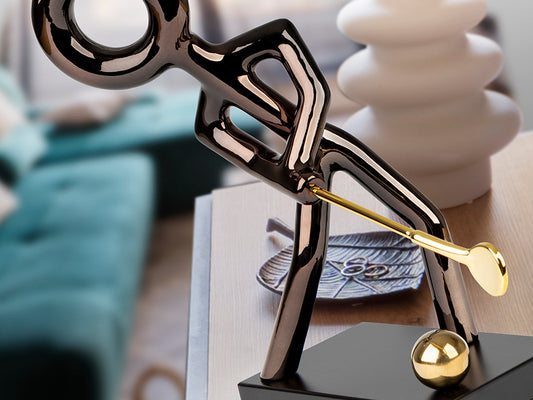 Figura Decorativa Jugador de Golf 29 cm Negro y Dorado Schuller en ambiente decorado | Schuller