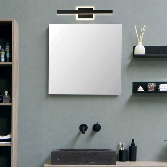 Aplique LED Rialto negro instalado sobre espejo en baño - Ambiente real