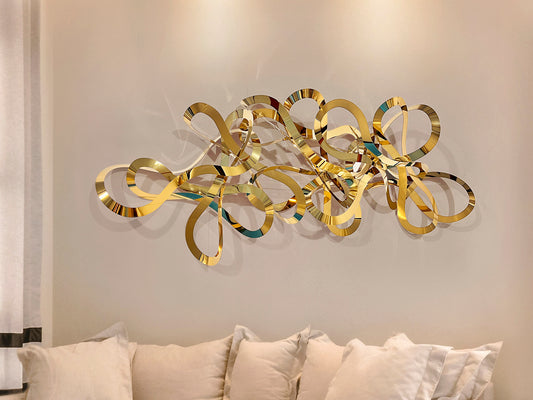 Escultura de Pared Medusa 155 cm Acero Dorado Brillante Schuller en ambiente decorado | Schuller
