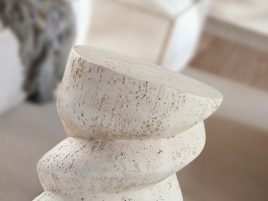 Mesa Auxiliar Salomon 40,5 cm Blanco Mate Textura Cemento Schuller en ambiente decorado | Schuller