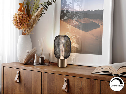 Lámpara de Sobremesa Micrón 24 cm Oro y Negro con LED Schuller en ambiente decorado | Schuller