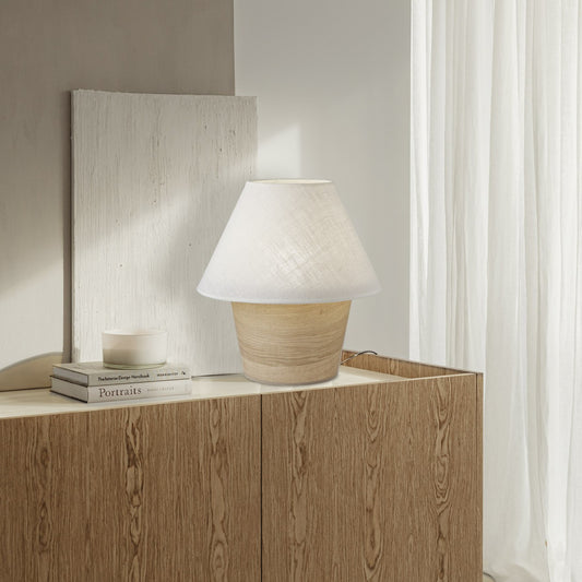 Lámpara sobremesa Carlo instalada en mesita de noche - Ambiente decorado