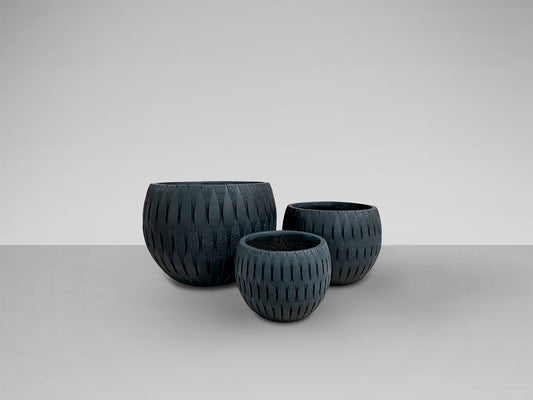 Set de 3 Maceteros Yuca Negro Patinado Fiberclay Schuller en ambiente decorado | Schuller