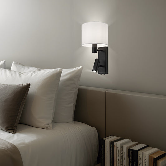 Aplique HERA instalado en pared de dormitorio - Ambiente acogedor