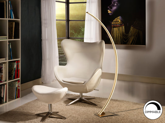 Lámpara de Pie LED Arcus 150 cm Oro Cepillado Schuller en ambiente decorado | Schuller
