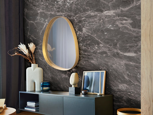 Ambiente de Espejo Decorativo de pared Julie de Schuller (Julie) con forma orgánica y marco dorado - Ref 607384.