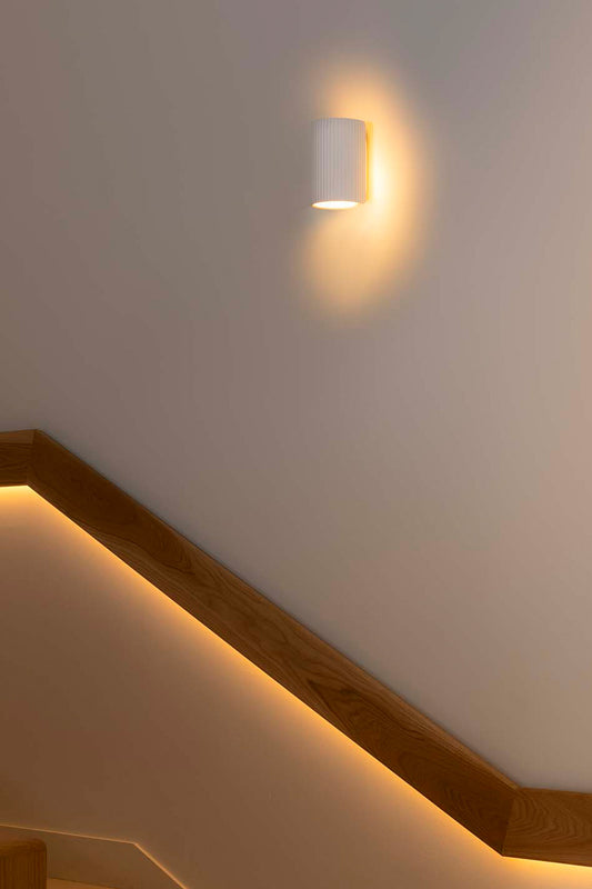 Aplique Trama fabricado en yeso color blanco, ideal para luz indirecta