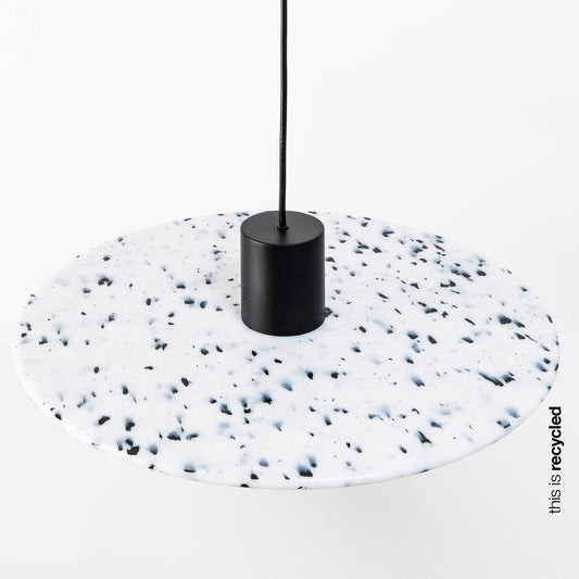 Lámpara Confetti fabricada en aluminio negro mate y PET reciclado blanco y negro