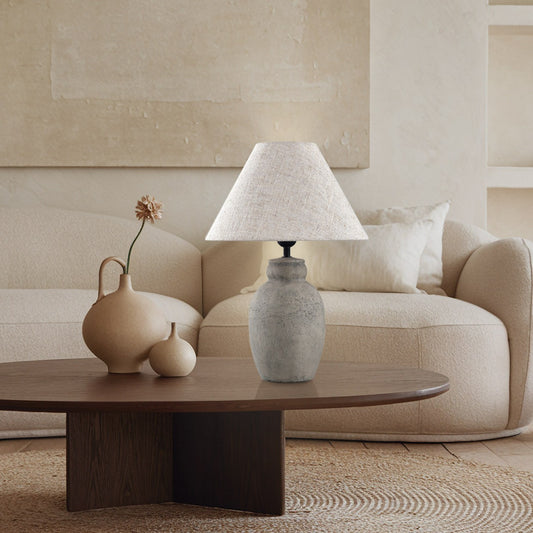 Lámpara sobremesa Terra gris instalada en ambiente de sala de estar - Luz difusa